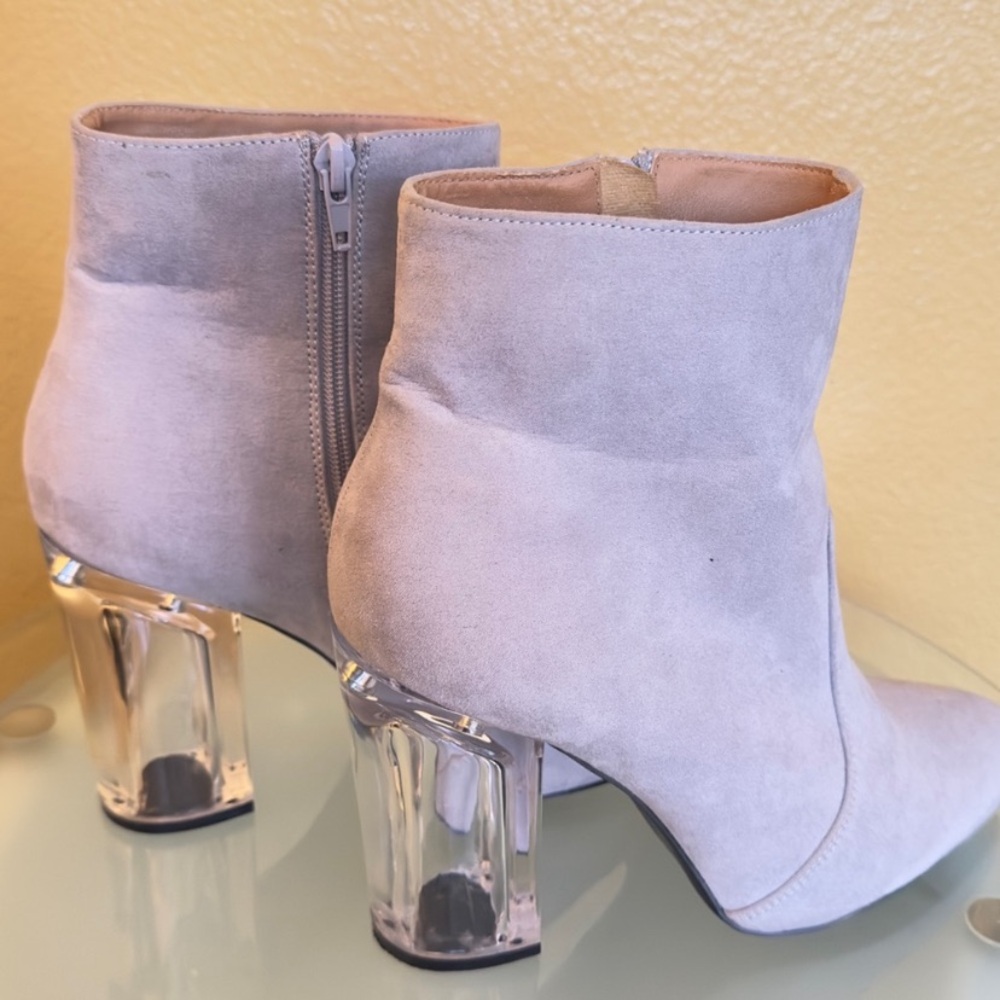 NWOB Stylish Gray Suede Ankle Boots with Clear 4 in Heels w side zipper
